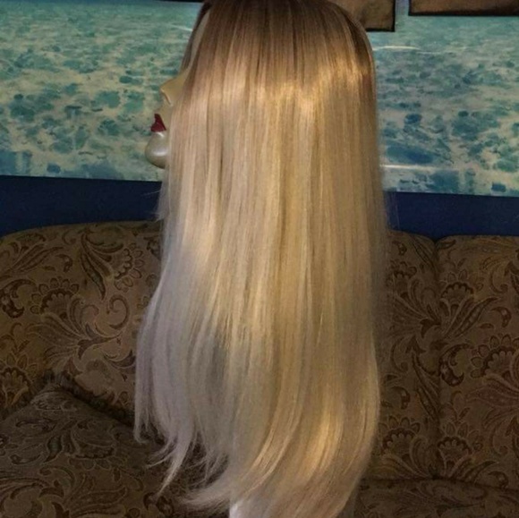 Unknown Accessories Light Sandy Blonde Layered Wig With Darker